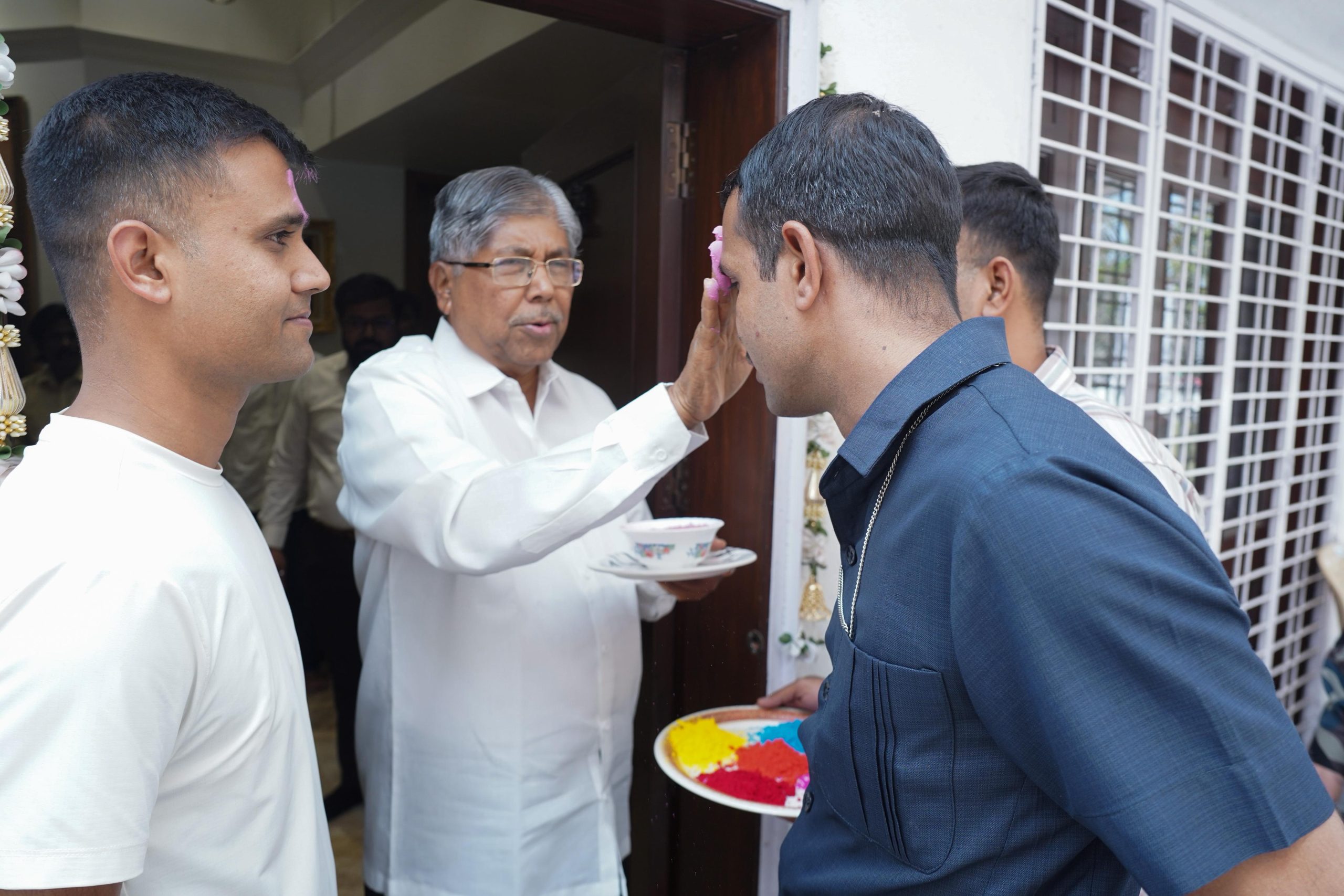 मंत्री चंद्रकांत पाटील यांची सीआयएसएफच्या जवानांसोबत होळी साजरी