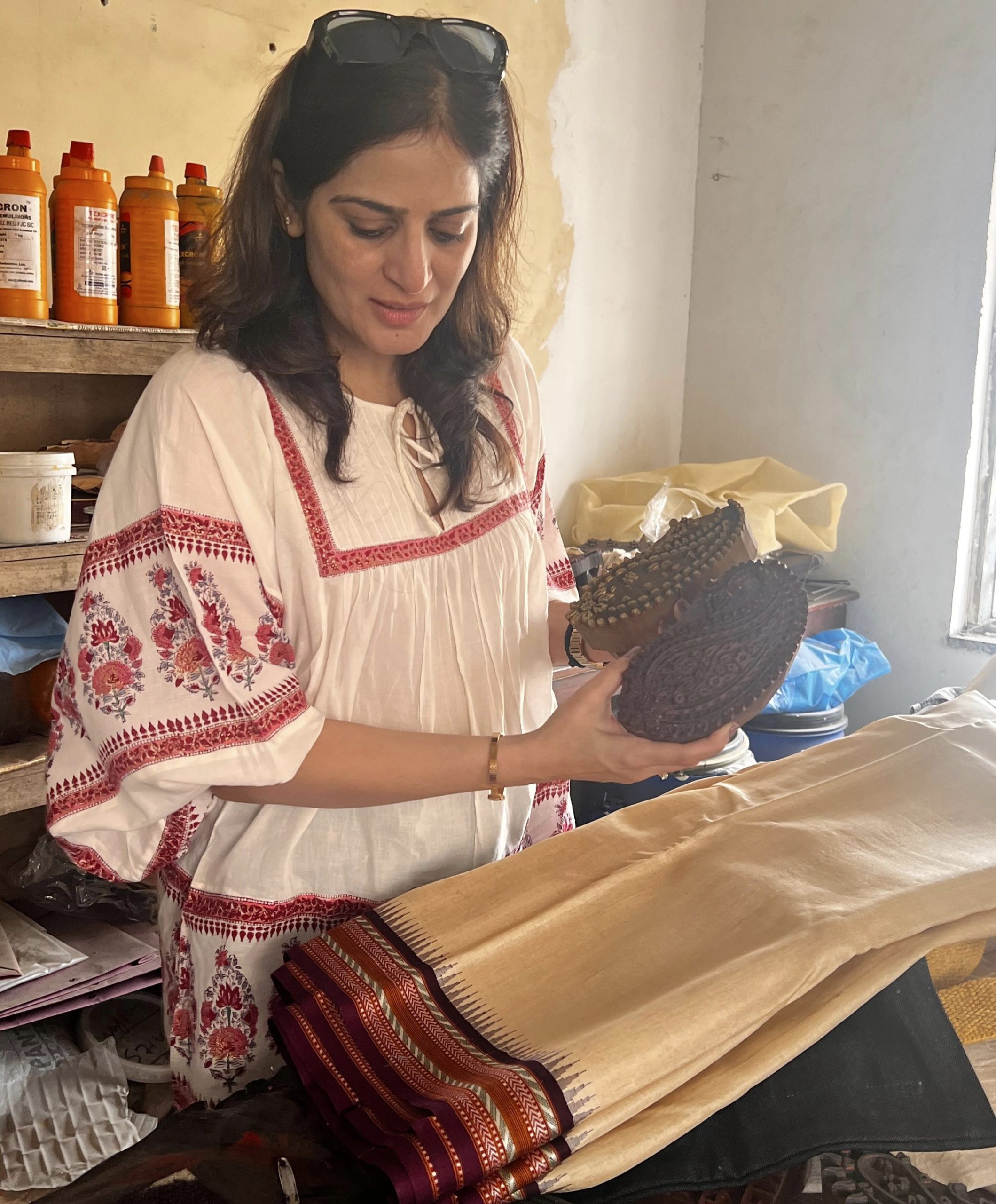 भारतीय कापड वारसा आणि तो विणणाऱ्या महिलांचे जीवन समृद्ध करणाऱ्या प्रीती पवार यांच्या यशाची अनोखी कथा भारतीय कापड वारसा आणि तो विणणाऱ्या महिलांचे जीवन समृद्ध करणाऱ्या प्रीती पवार यांच्या यशाची अनोखी कथा