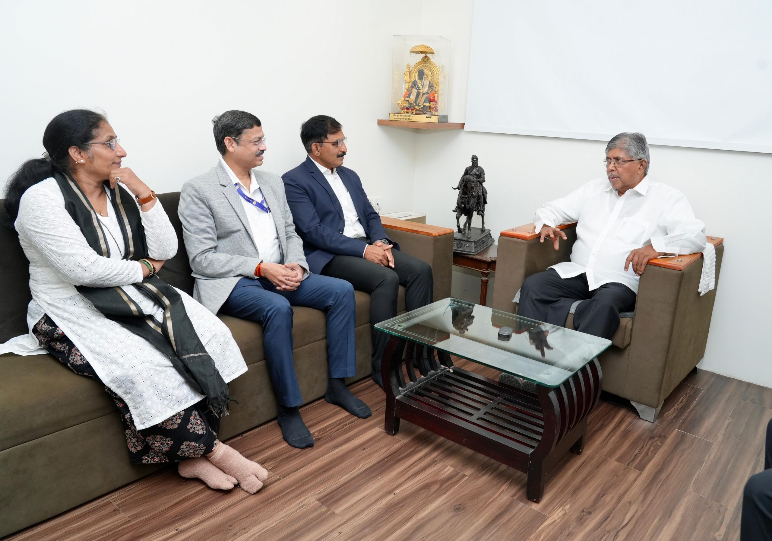 एमएनजीएलचे कनेक्शन तात्काळ उपलब्ध करुन द्या! आवश्यकता असल्यास लोकसहभागातून १०० कर्मचारी उपलब्ध करुन देऊ मंत्री चंद्रकांत पाटील यांचे निर्देश