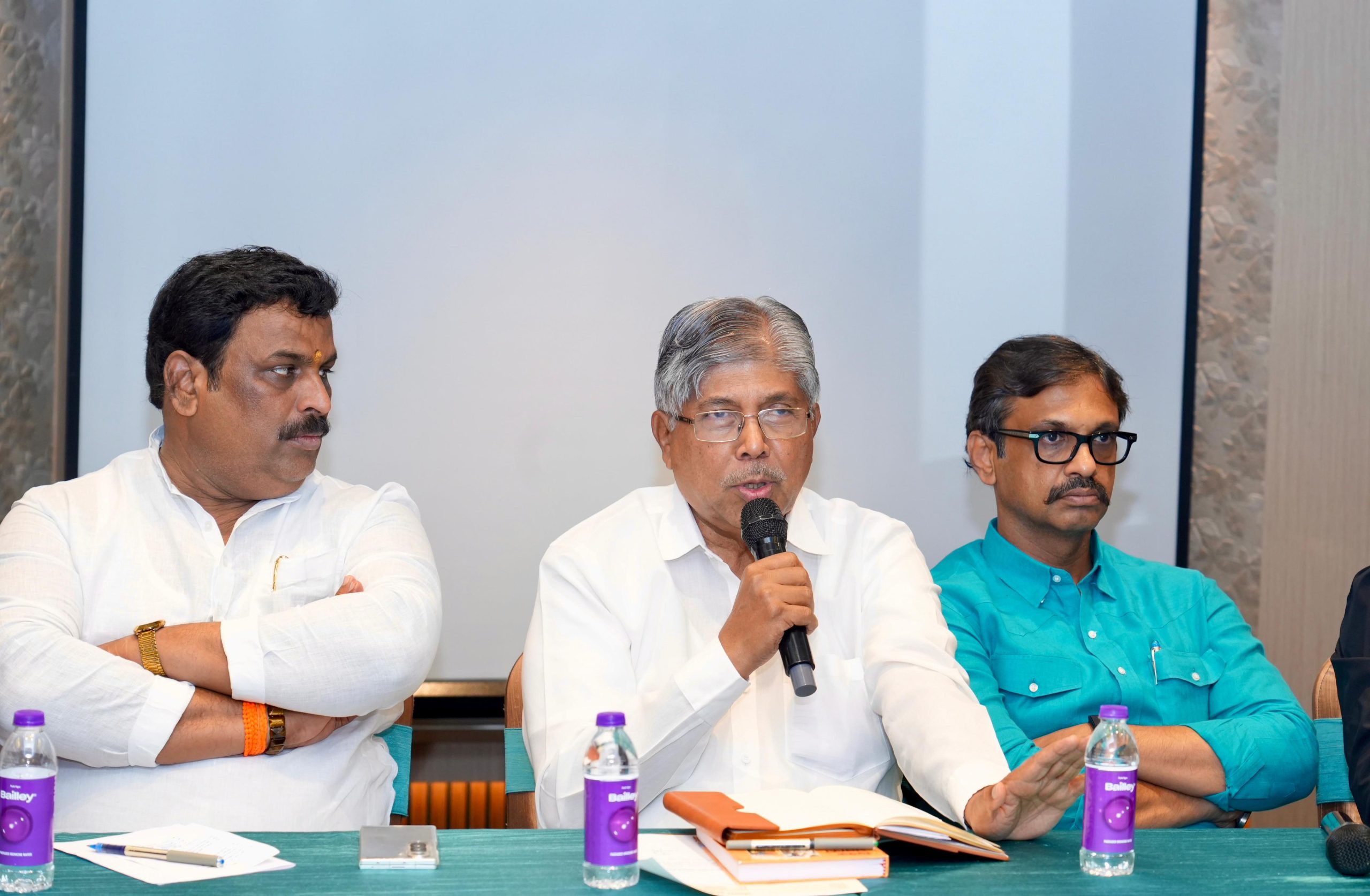 मंत्री चंद्रकांत पाटील यांच्या उपस्थितीत पुणे जिल्हा परिषद नवनियुक्त सदस्यांची बैठक