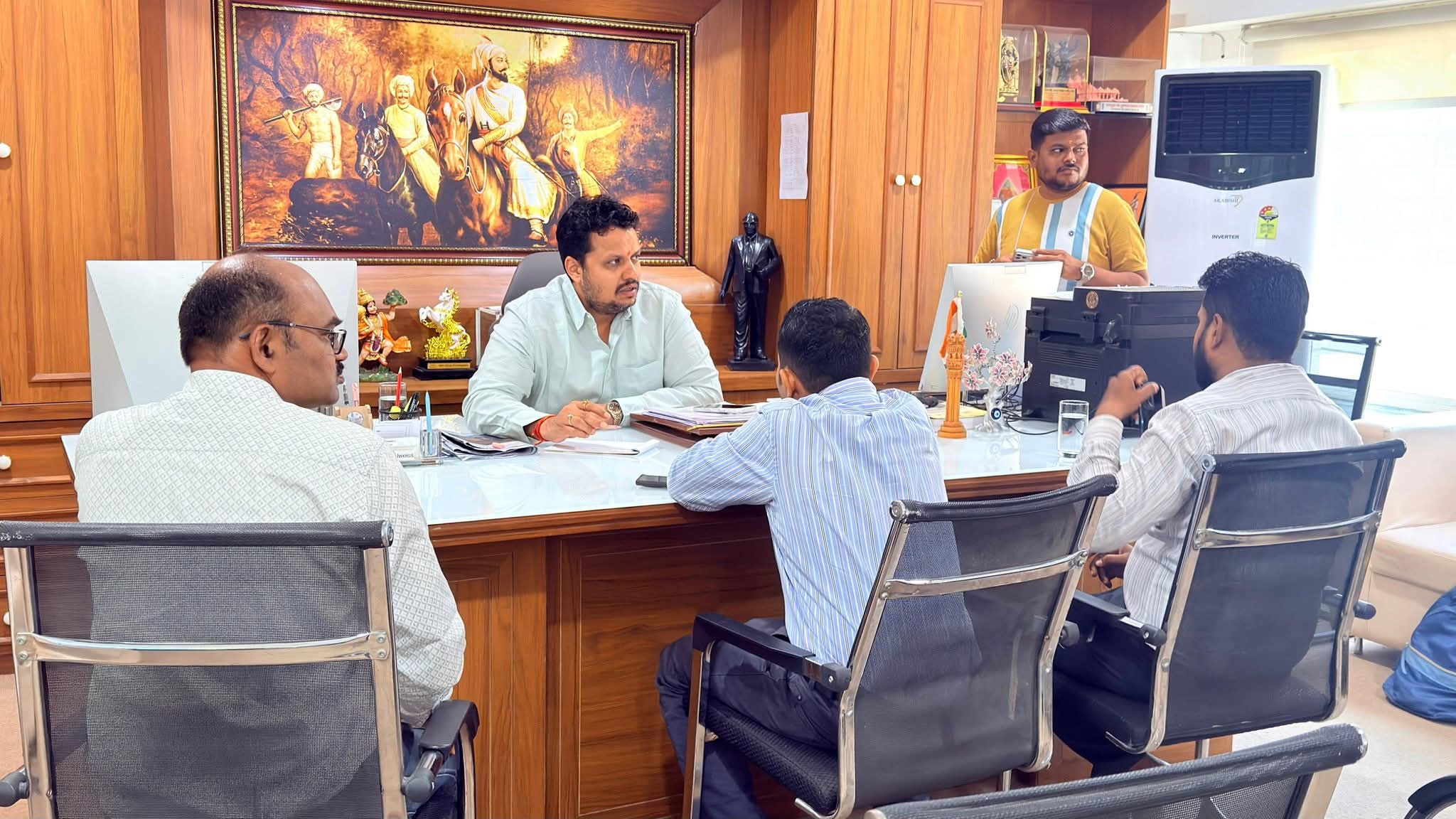 बाणेर-बालेवाडी परिसरातील वीज पुरवठा नियमित करण्यासाठी अमोल बालवडकर यांच्याकडून प्रस्तावित सबस्टेशनच्या जागेची प्रत्यक्ष पाहणी; अधिकाऱ्यांशी चर्चा बाणेर-बालेवाडी परिसरातील वीज पुरवठा नियमित करण्यासाठी अमोल बालवडकर यांच्याकडून प्रस्तावित सबस्टेशनच्या जागेची प्रत्यक्ष पाहणी; अधिकाऱ्यांशी चर्चा