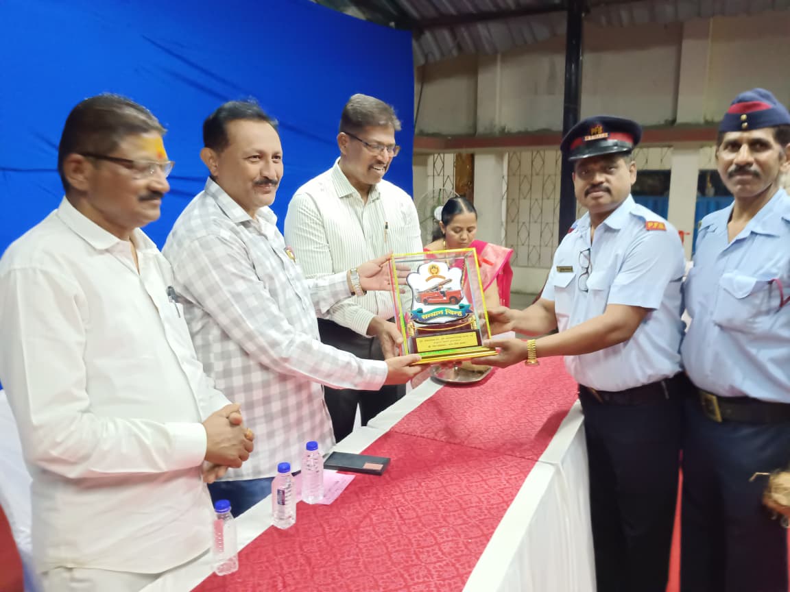 कामगार दिनी पुणे अग्निशामक दलातील जवानांना शौर्य पुरस्कार प्रदान