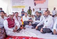 अन्नदात्यासाठी रोहित पवारांचे पंढरपुरात अन्नत्याग आंदोलन ; सरसकट कर्जमाफीच्या मागणीला वाढता पाठिंबा