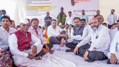 अन्नदात्यासाठी रोहित पवारांचे पंढरपुरात अन्नत्याग आंदोलन ; सरसकट कर्जमाफीच्या मागणीला वाढता पाठिंबा