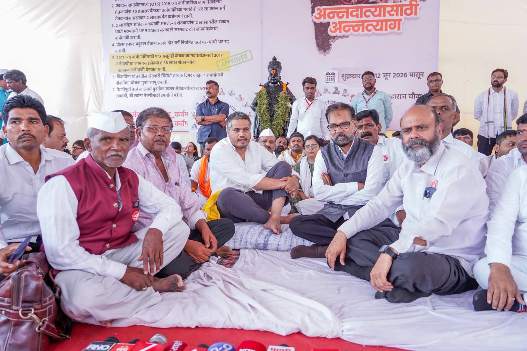 अन्नदात्यासाठी रोहित पवारांचे पंढरपुरात अन्नत्याग आंदोलन ; सरसकट कर्जमाफीच्या मागणीला वाढता पाठिंबा अन्नदात्यासाठी रोहित पवारांचे पंढरपुरात अन्नत्याग आंदोलन ; सरसकट कर्जमाफीच्या मागणीला वाढता पाठिंबा