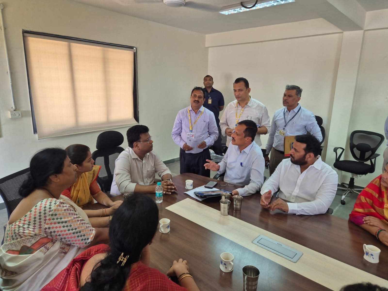 पुण्यात पाण्यावरून राजकारण तापले, भाजपकडून प्रशासनाची पाठराखण तर राष्ट्रवादी कडून आंदोलन, एक महिन्यानंतरही समस्या सोडवण्यात अपयश पुण्यात पाण्यावरून राजकारण तापले, भाजपकडून प्रशासनाची पाठराखण तर राष्ट्रवादी कडून आंदोलन, एक महिन्यानंतरही समस्या सोडवण्यात अपयश