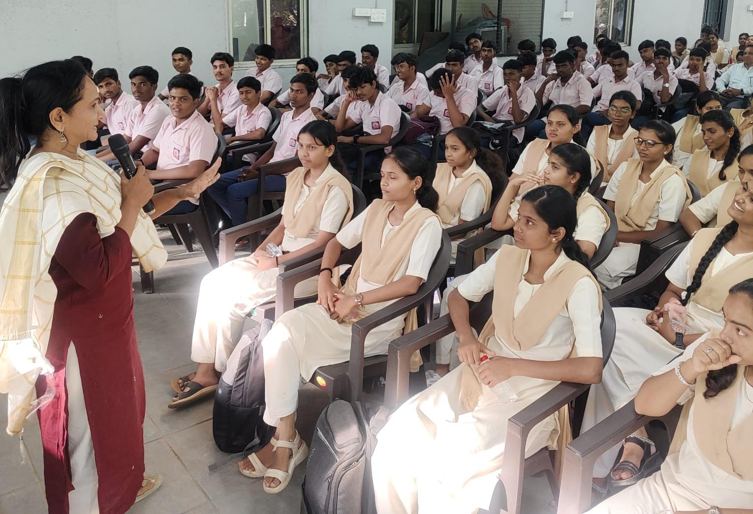 पुण्यात जागतिक अंमली पदार्थ विरोधी सप्ताहानिमित्त विद्यार्थ्यांशी संवाद