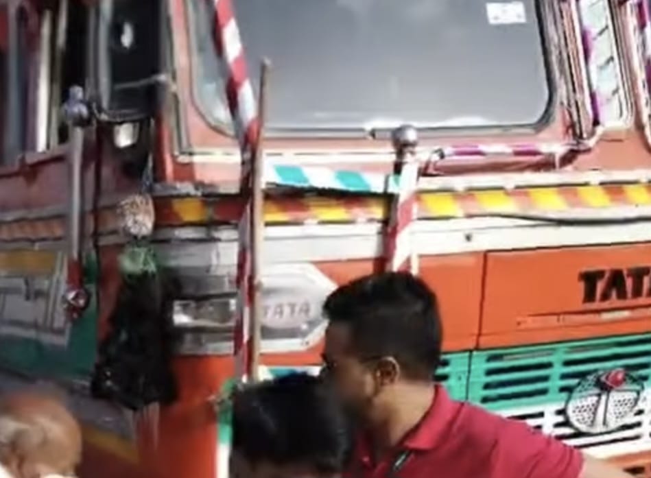 पालखी सोहळ्यात जेजुरी मार्गावर अपघात.. ट्रक दिंडीत घुसला, तीन महिला वारकऱ्यांचा मृत्यू पालखी सोहळ्यात जेजुरी मार्गावर अपघात.. ट्रक दिंडीत घुसला, तीन महिला वारकऱ्यांचा मृत्यू