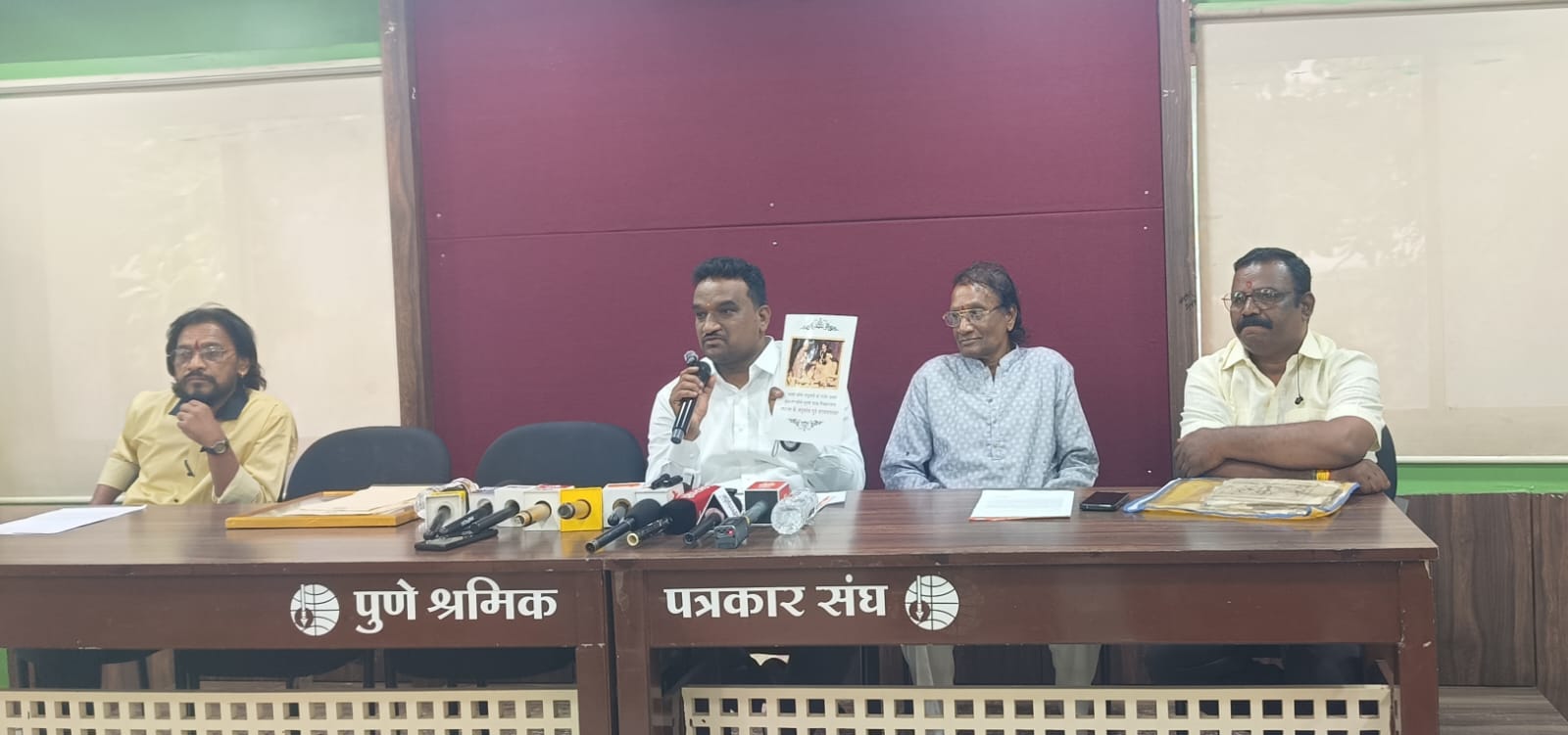 ‘इठा’ चित्रपटात मूळ इतिहासाची तोडफोड; विठाबाई नारायणगावकर यांच्या कुटुंबीयांचा गंभीर आरोप ‘इठा’ चित्रपटात मूळ इतिहासाची तोडफोड; विठाबाई नारायणगावकर यांच्या कुटुंबीयांचा गंभीर आरोप