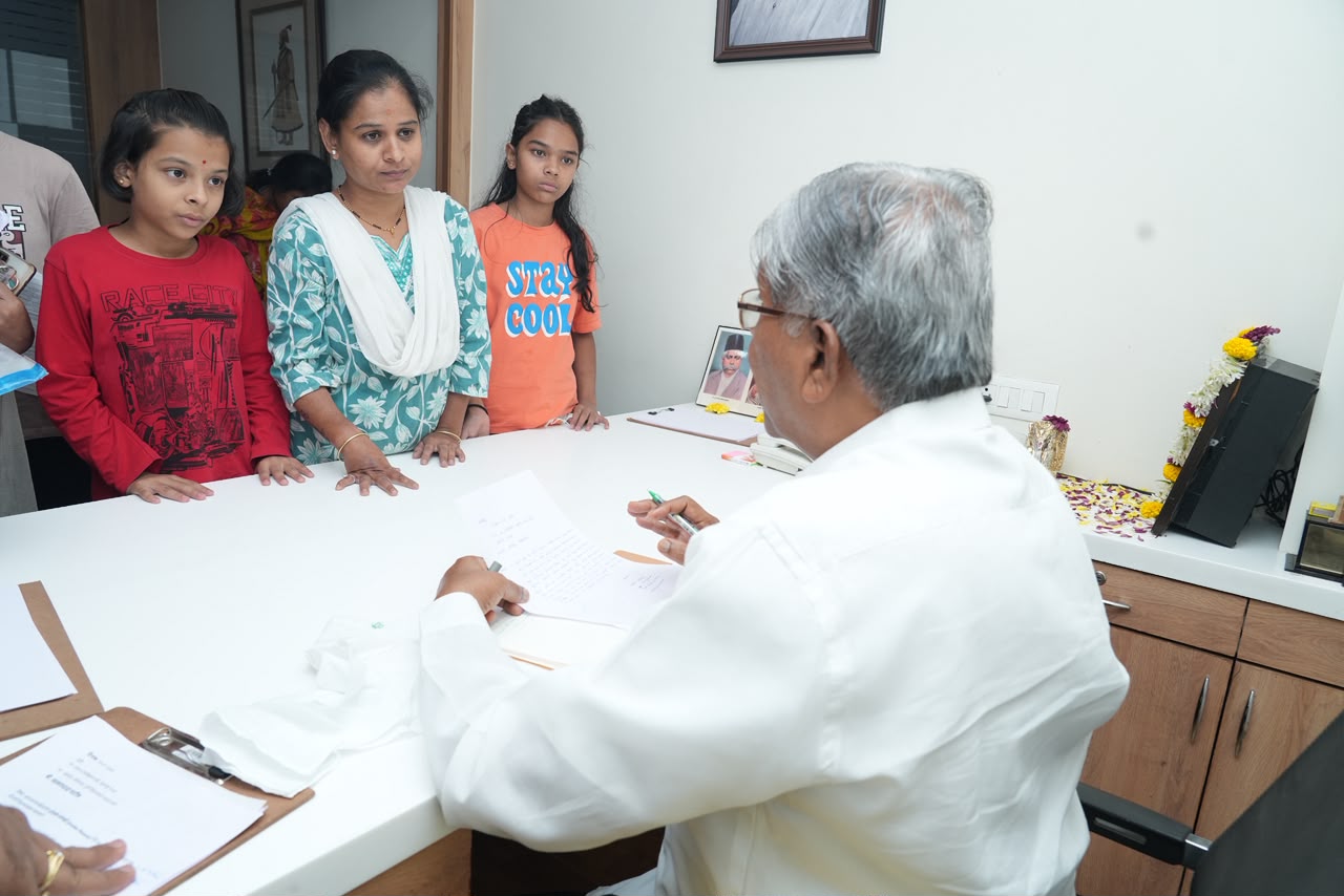 जनता दरबारच्या माध्यमातून मंत्री चंद्रकांत पाटील यांचा कोथरुडकरांशी संवाद जनता दरबारच्या माध्यमातून मंत्री चंद्रकांत पाटील यांचा कोथरुडकरांशी संवाद