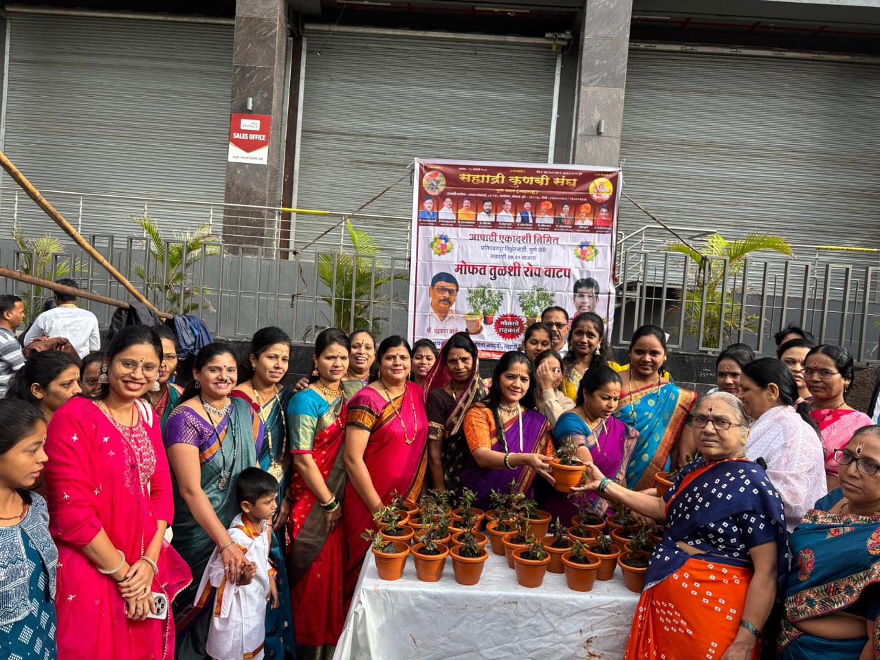 सह्याद्री कुणबी संघाच्या वतीने विठ्ठल भक्तांना तुळशी रोप वाटप.. सह्याद्री कुणबी संघाच्या वतीने विठ्ठल भक्तांना तुळशी रोप वाटप..