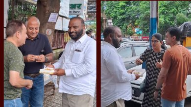 कोथरूडमध्ये उद्धव ठाकरे यांचा वाढदिवस पेढे वाटून उत्साहात साजरा..