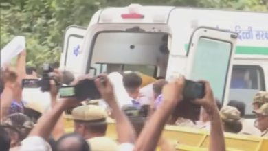 दिल्लीत मोठा गोंधळ! पोलिसांनी उपोषणस्थळावरून सोनम वांगचूक यांना रुग्णालयात हलवले.. दिल्लीत मोठा गोंधळ! पोलिसांनी उपोषणस्थळावरून सोनम वांगचूक यांना रुग्णालयात हलवले..