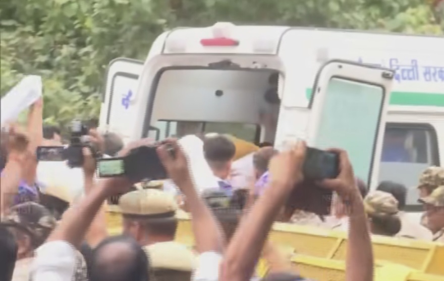 दिल्लीत मोठा गोंधळ! पोलिसांनी उपोषणस्थळावरून सोनम वांगचूक यांना रुग्णालयात हलवले.. दिल्लीत मोठा गोंधळ! पोलिसांनी उपोषणस्थळावरून सोनम वांगचूक यांना रुग्णालयात हलवले..