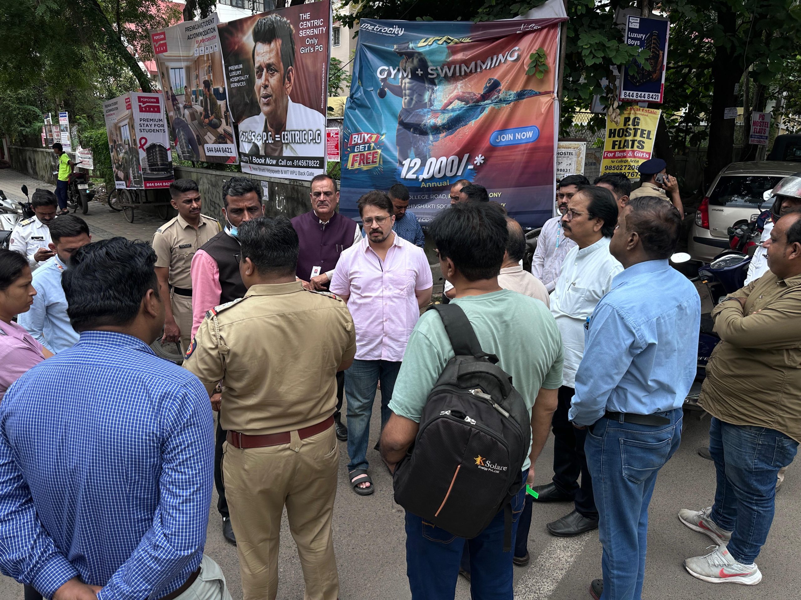एमआयटी परिसरातील वाहतूक कोंडी व नागरिकांच्या समस्या सोडविण्यासाठी नगरसेवक हर्षवर्धन मानकर यांचा पुढाकार एमआयटी परिसरातील वाहतूक कोंडी व नागरिकांच्या समस्या सोडविण्यासाठी नगरसेवक हर्षवर्धन मानकर यांचा पुढाकार