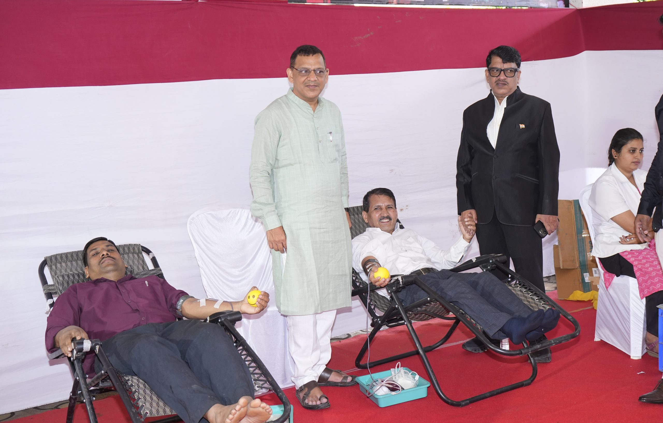 स्वतःच्या आनंदापेक्षा समाजाचे ऋण महत्त्वाचे ; उद्योजक संजय भोर यांच्या वाढदिवसादिवशी १२७ जणांचे रक्तदान.. स्वतःच्या आनंदापेक्षा समाजाचे ऋण महत्त्वाचे ; उद्योजक संजय भोर यांच्या वाढदिवसादिवशी १२७ जणांचे रक्तदान..