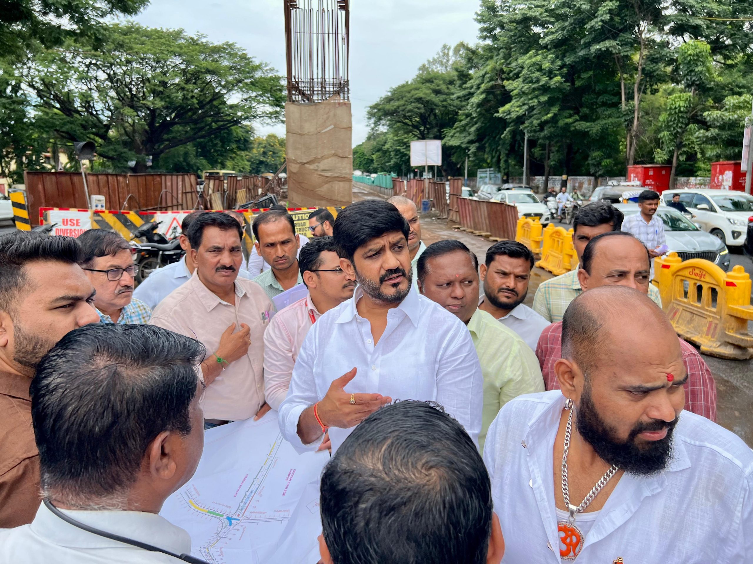 पुण्यातील वाहतूक कोंडी फोडण्यासाठी आमदार सिद्धार्थ शिरोळे यांची विविध ठिकाणी उड्डाणपूल व अंडरपासच्या कामांची पाहणी; कामांना गती देण्याचे निर्देश पुण्यातील वाहतूक कोंडी फोडण्यासाठी आमदार सिद्धार्थ शिरोळे यांची विविध ठिकाणी उड्डाणपूल व अंडरपासच्या कामांची पाहणी; कामांना गती देण्याचे निर्देश