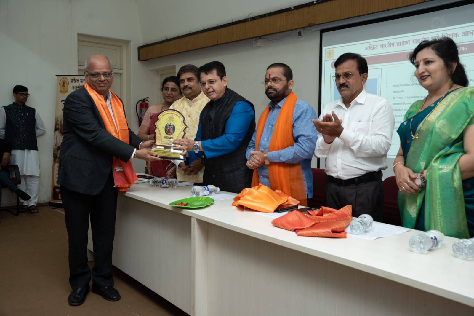 शिक्षक असल्याचा सार्थ अभिमान बाळगा : डॉ. शैलेद्र देवळाणकर शिक्षक असल्याचा सार्थ अभिमान बाळगा : डॉ. शैलेद्र देवळाणकर