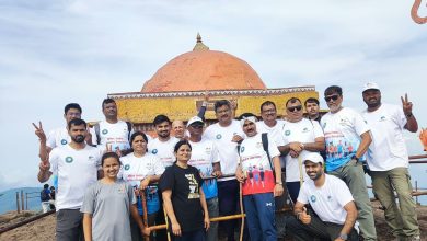 महाराष्ट्राच्या एव्हरेस्टवर भगवा फडकला! कळसुबाई शिखरावर हॅप्पी फॅमिली ट्रेकर्सचा थरारक ट्रेक यशस्वी