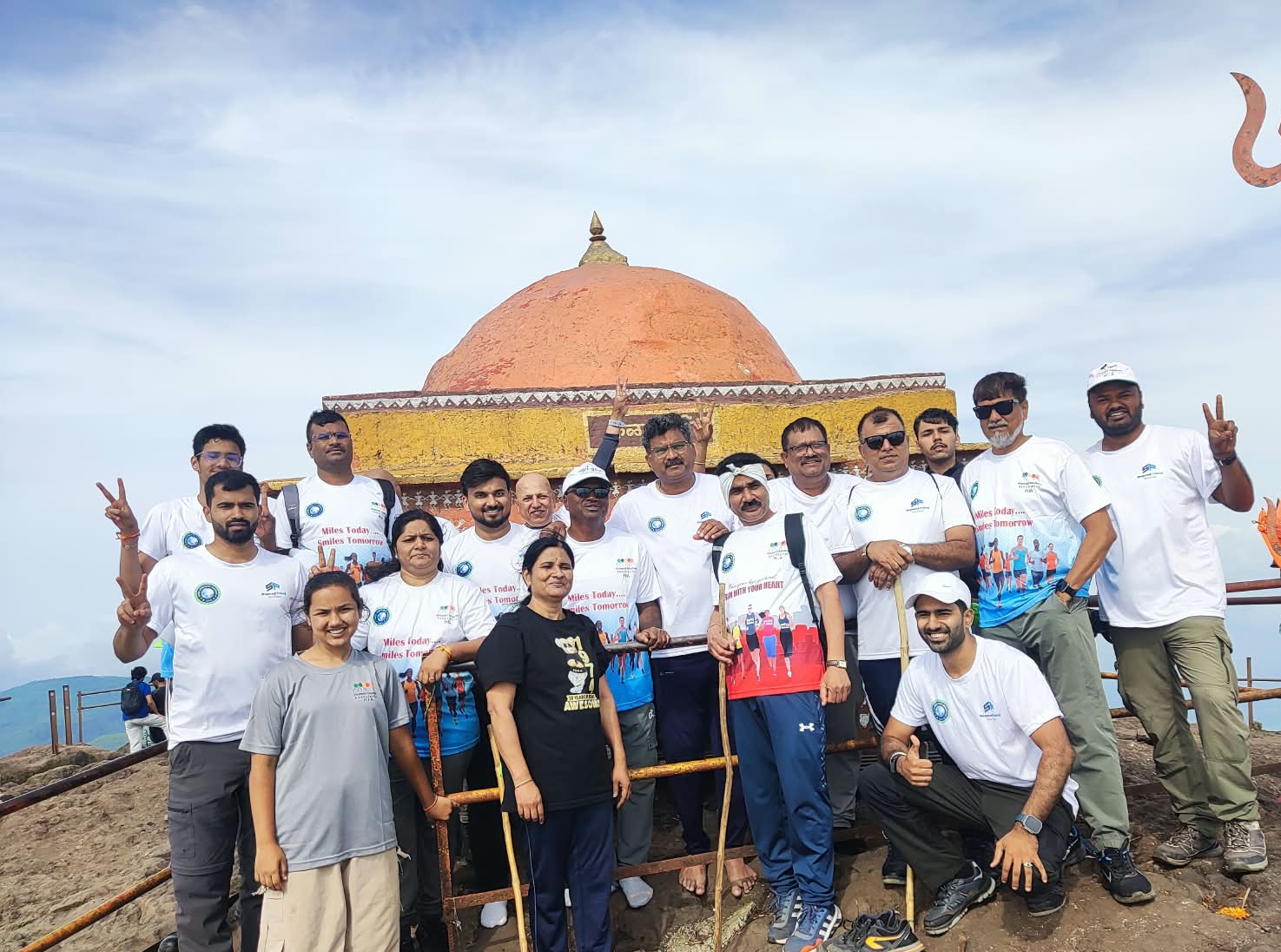 महाराष्ट्राच्या एव्हरेस्टवर भगवा फडकला! कळसुबाई शिखरावर हॅप्पी फॅमिली ट्रेकर्सचा थरारक ट्रेक यशस्वी