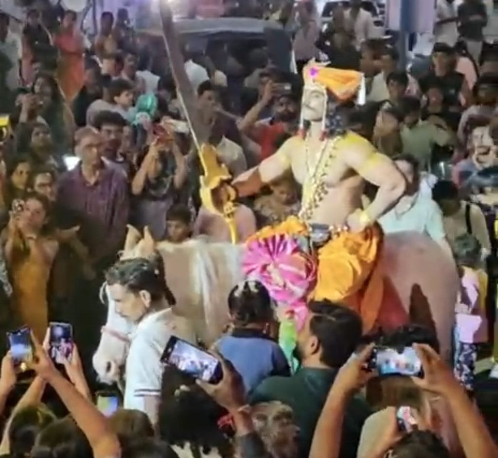 संयुक्त भेलकेनगर मित्र मंडळाचा ‘श्री खंडोबा महात्म्य’ जिवंत देखावा पाहण्यास पहिल्याच दिवशी प्रचंड गर्दी Screenshot 20260916 180246 whatsapp3789592322022764580