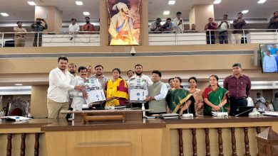 नगरसेवक अमोल बालवडकर यांनी महापौर आणि आयुक्तांना वॉटर प्युरिफायर भेट देत निषेध नोंदविला.खडकवासला धरणात दूषित सांडपाणी मिसळण्याचा गंभीर मुद्यावर तातडीने कारवाई करण्याची मागणी 