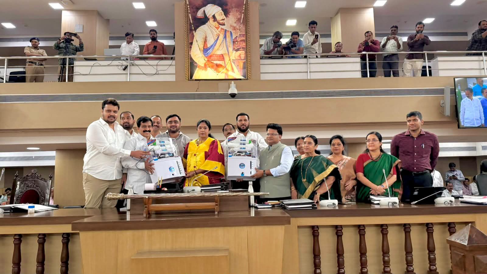 नगरसेवक अमोल बालवडकर यांनी महापौर आणि आयुक्तांना वॉटर प्युरिफायर भेट देत निषेध नोंदविला.खडकवासला धरणात दूषित सांडपाणी मिसळण्याचा गंभीर मुद्यावर तातडीने कारवाई करण्याची मागणी 