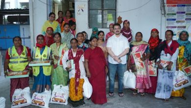 ज्यांच्या श्रमामुळे परिसर स्वच्छ… त्यांच्या घरीही पोहोचला दिवाळीचा आनंद! ज्यांच्या श्रमामुळे परिसर स्वच्छ… त्यांच्या घरीही पोहोचला दिवाळीचा आनंद!