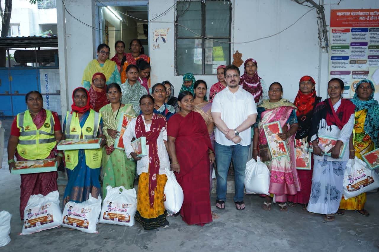 ज्यांच्या श्रमामुळे परिसर स्वच्छ… त्यांच्या घरीही पोहोचला दिवाळीचा आनंद! ज्यांच्या श्रमामुळे परिसर स्वच्छ… त्यांच्या घरीही पोहोचला दिवाळीचा आनंद!