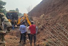 उड्डाणपुलाच्या कामादरम्यान मातीचा ढिगारा कोसळला; एकाचा मृत्यू, एक जखमी.. पुणे जिल्ह्यातील घटना
