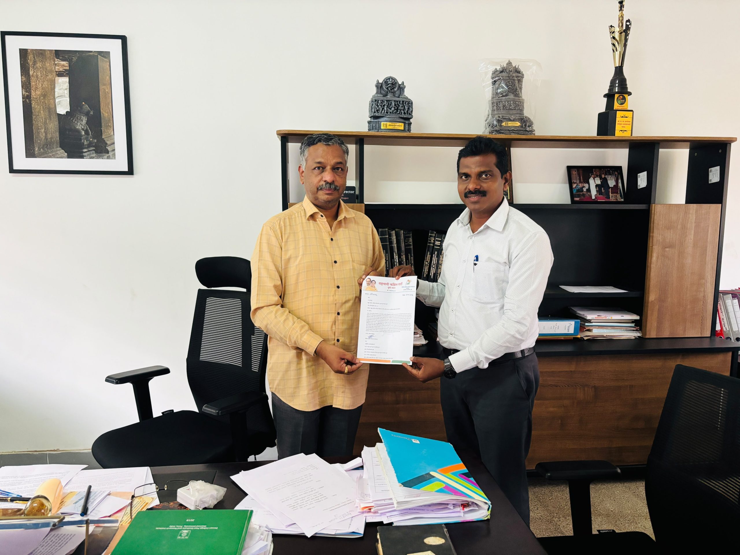 डेक्कन कॉलेज परिसरातील कचरा व दुर्गंधीच्या समस्येवर तातडीने उपाययोजना करा; राष्ट्रवादी काँग्रेस पक्षाच्यावतीने कुलगुरूंना निवेदन डेक्कन कॉलेज परिसरातील कचरा व दुर्गंधीच्या समस्येवर तातडीने उपाययोजना करा; राष्ट्रवादी काँग्रेस पक्षाच्यावतीने कुलगुरूंना निवेदन