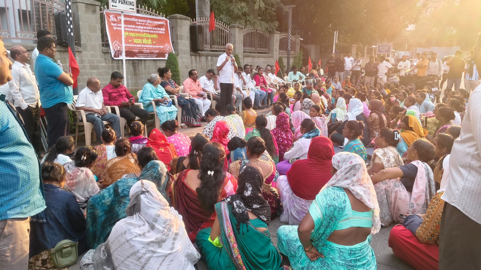 कंत्राटी सफाई कामगारांचा पुणे महापालिकेवर आक्रोश मोर्चा